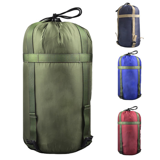 Komprimeringspåse för sovsäck i olika färger, perfekt för packning av sovsäckar till vandring och camping.