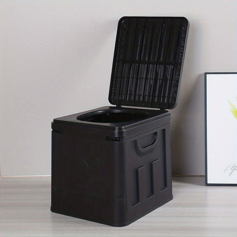 Hopfällbar campingtoalett med luktskydd, svart modell med öppet lock, perfekt för camping och nödsituationer.