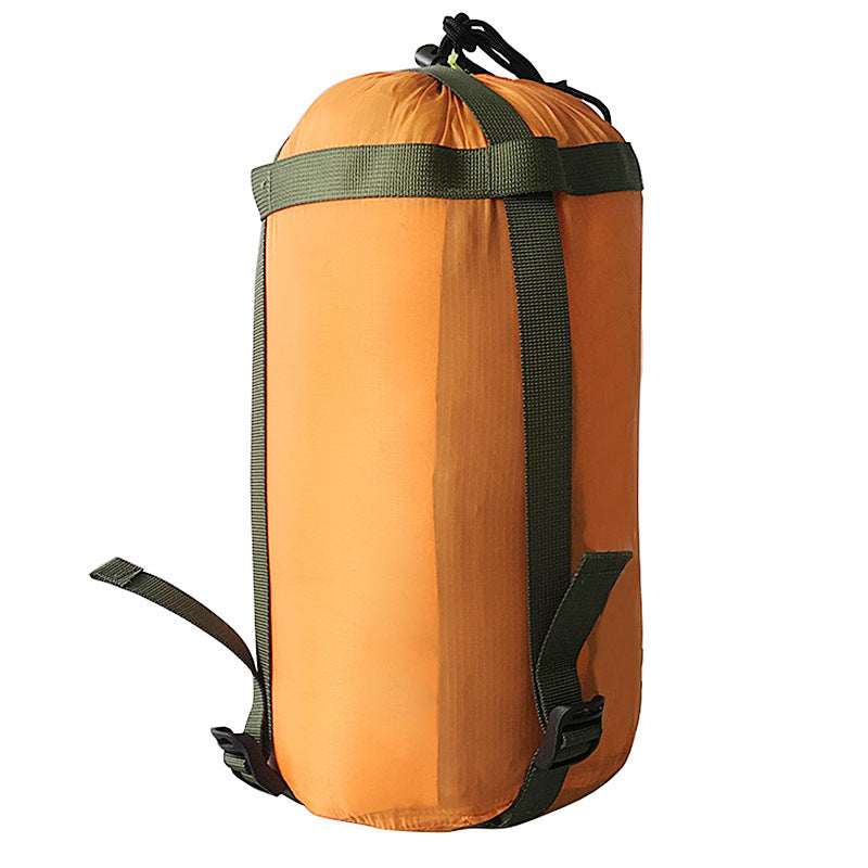 Komprimeringspåse för sovsäck i orange nylon för effektiv packning vid camping och friluftsliv.