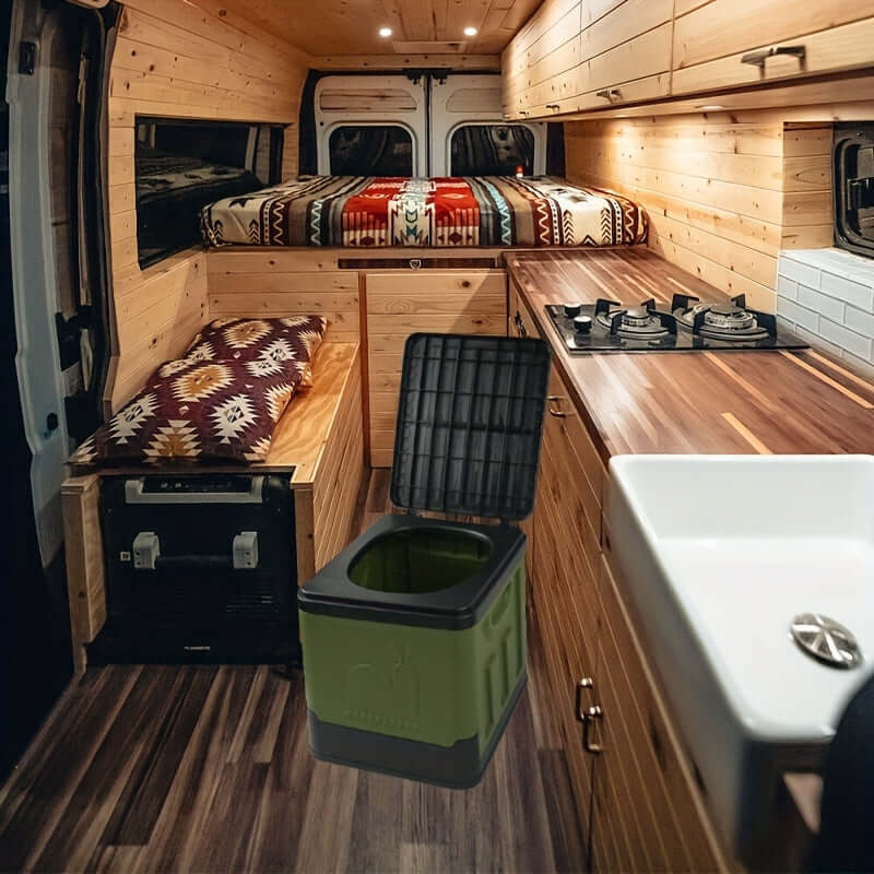 Hopfällbar campingtoalett med luktskydd i husbil för praktisk toalettlösning.