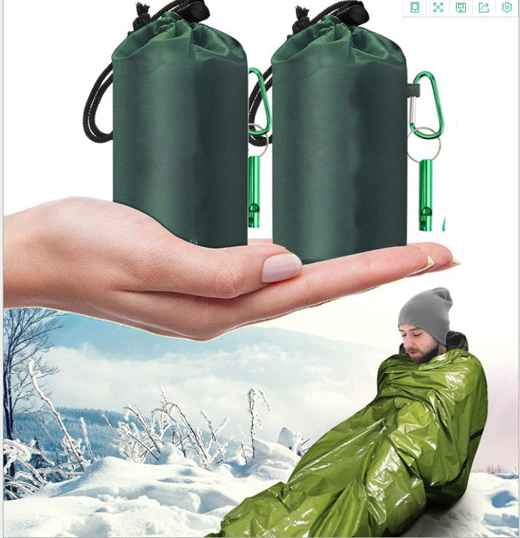 Termisk nödfilt för hypotermi skydd i kompakt förpackning, perfekt för friluftsliv och nödsituationer.