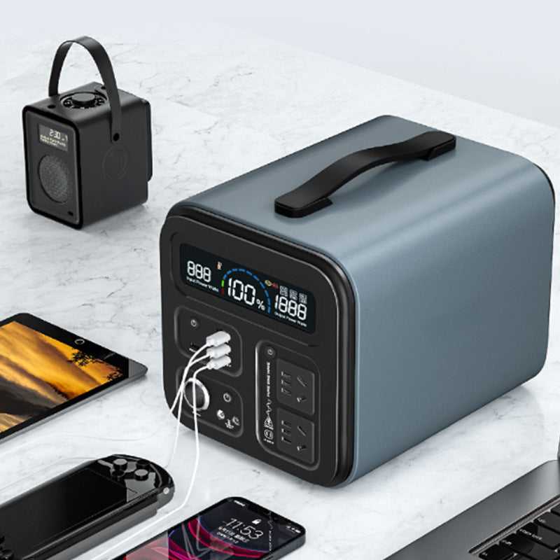 Portabel kraftstation 300–1000W with digital display and charging ports, surrounded by devices.