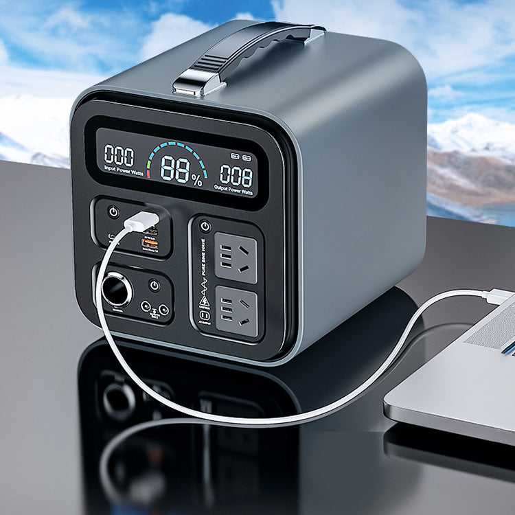 Portabel kraftstation 300–1000W with digital display and multiple outlets, ideal for outdoor use.