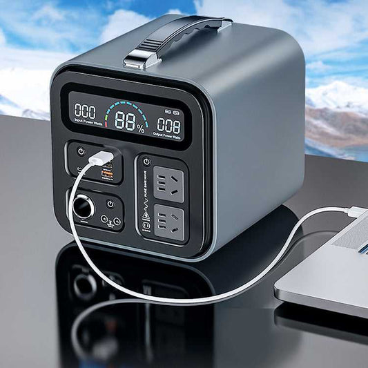 Portabel kraftstation 300–1000W with digital display and multiple outlets, ideal for outdoor use.